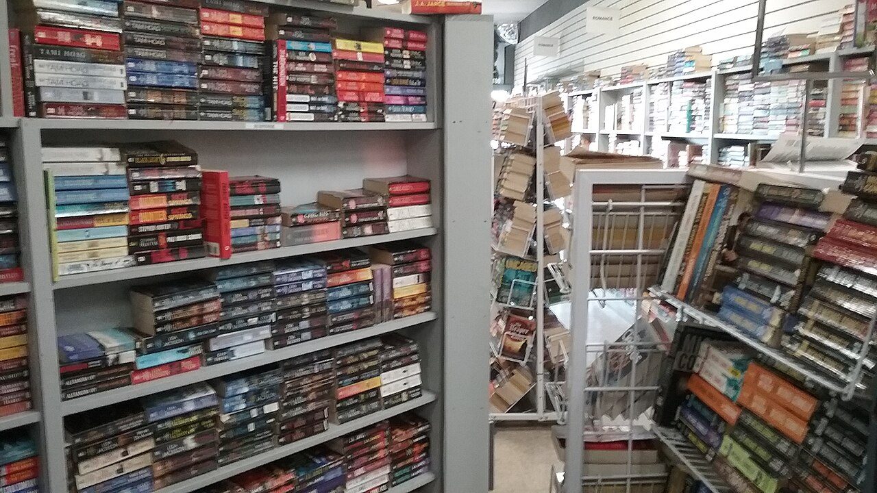 Interior de tienda con objetos de segunda mano expuestos y organizados